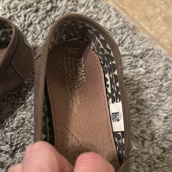 Women’s Toms olive color size 9 - Picture 3 of 8